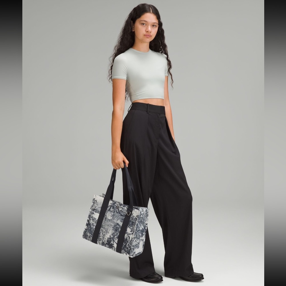 🍋💙 NWT Lululemon Boxy Tote Bag 10L Print Sketch Toile Turtledove Navy/Obsidian - Picture 2 of 16